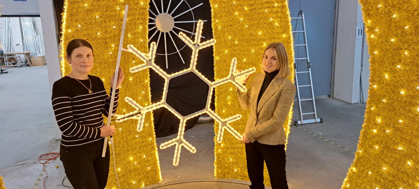 AS-i Adamlights tootmise planeerija Karin Kivi ja turundusjuht Kärolin Mikkal ettevõtte kõige vanema jõuludekoratsiooniga.