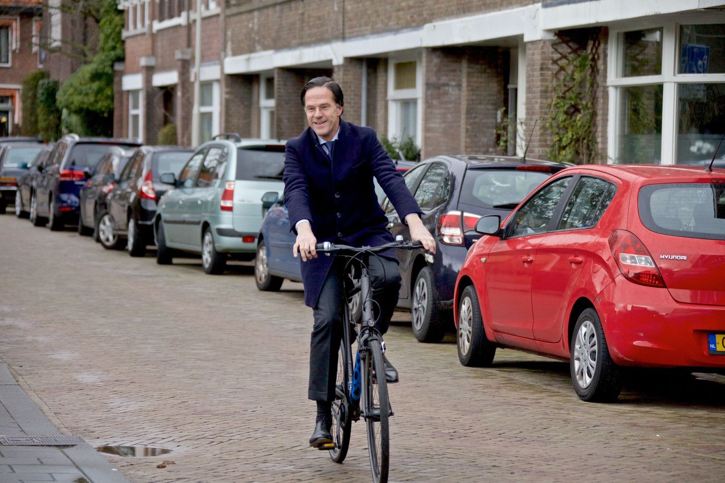 Hollandi peaminister Mark Rutte valimisjaoskonda saabumas.