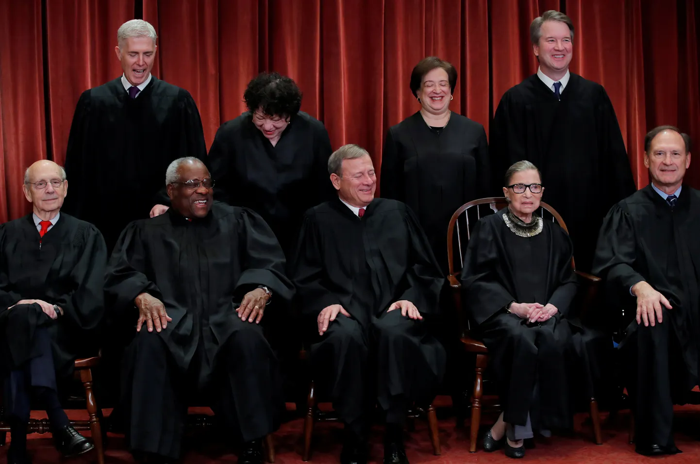 USA ülemkohtu liikmed. Eesistuja John Roberts esireas keskel.