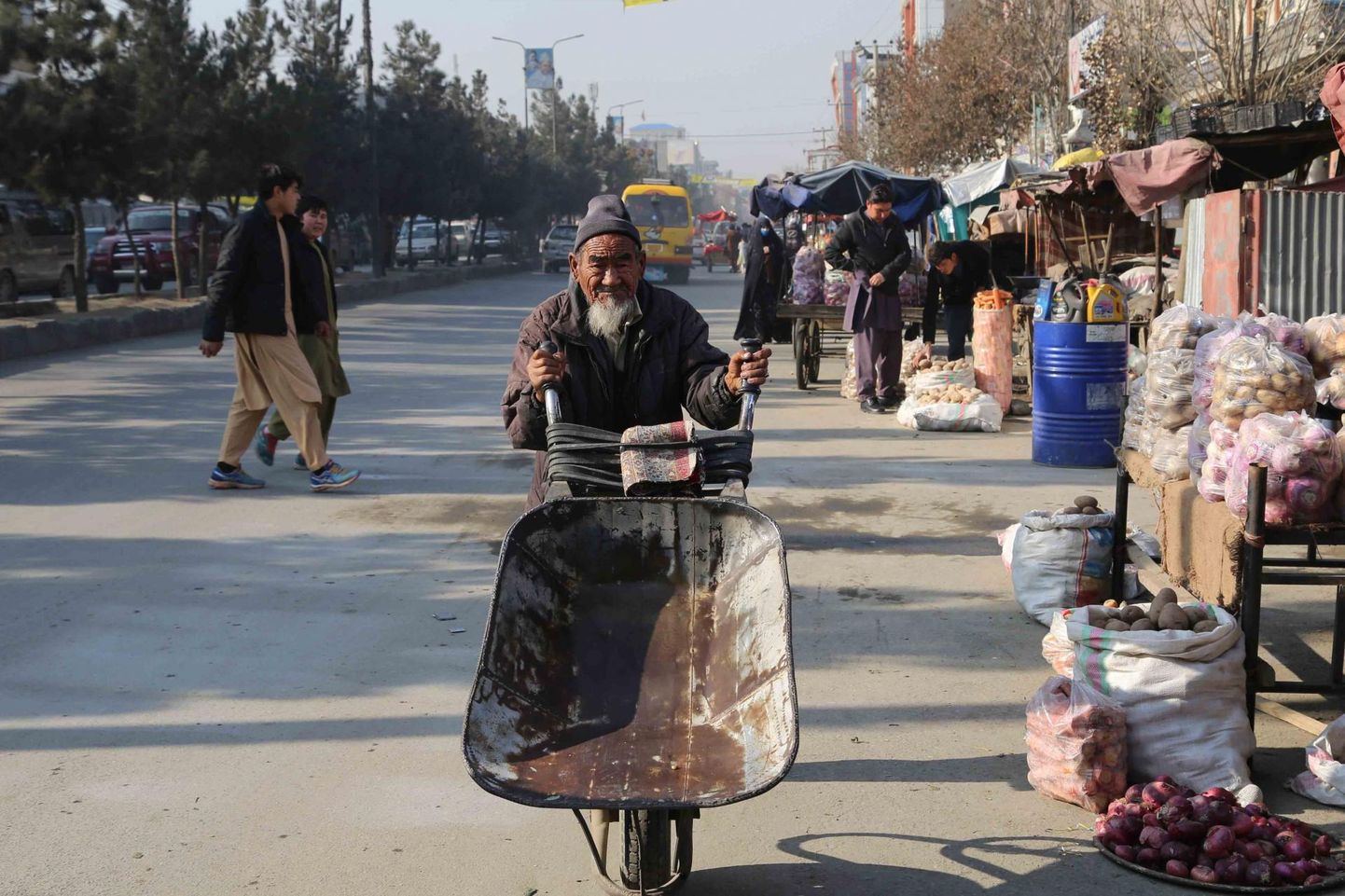 Näiteid, kus sõdimine suurendab vaid vaesust, ei pea kaugelt ajaloost otsima. Käsikäru lükkav mees mullu detsembris Kabulis.