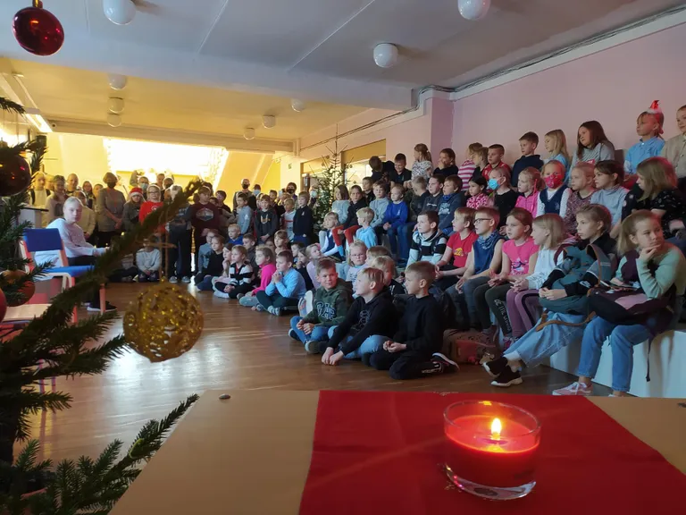 Kadrina koolis on eri kooliastmetele oma eakohased jõulupeod.