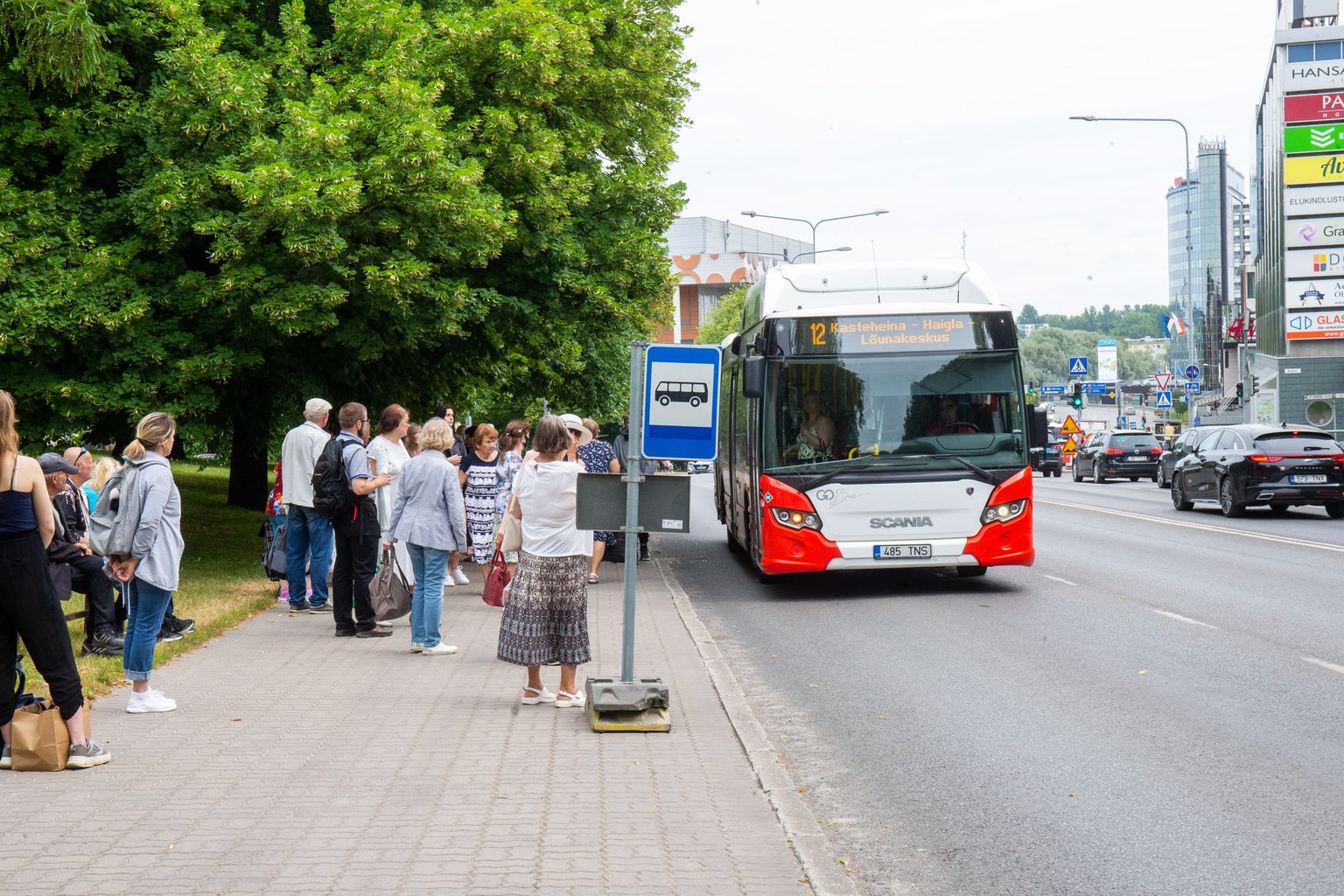 Ajutine bussipeatus Riia mäel tõi kaasa rahva suure tunglemise kogu tänaval.