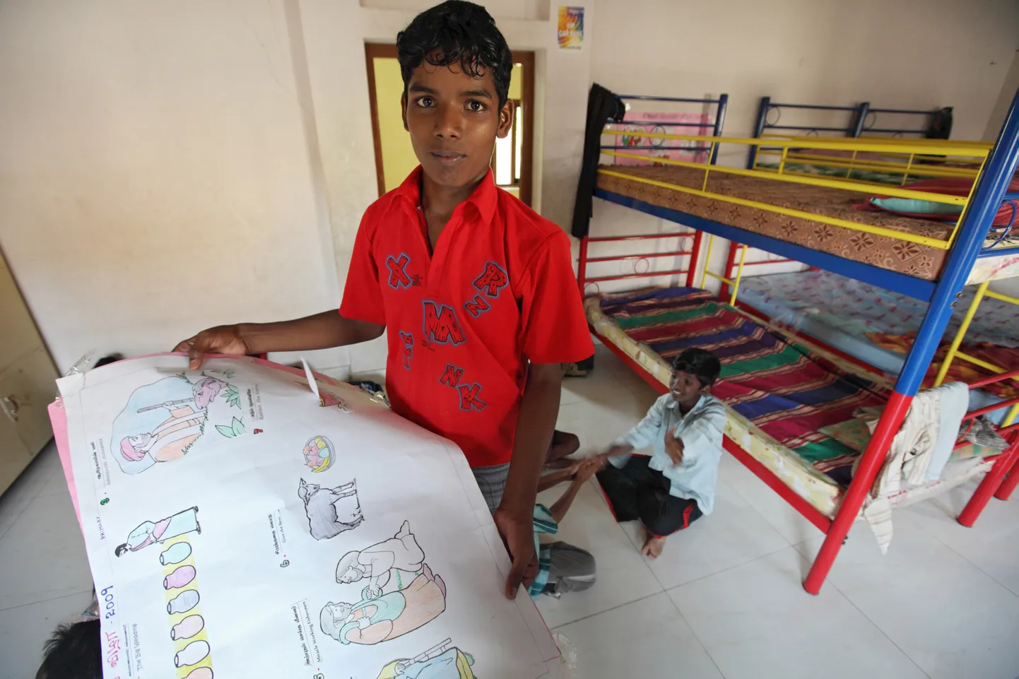 Poiss India lastekodus. Pilt on illustreeriv.