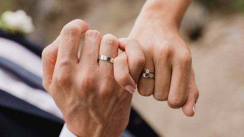 ВИДЕО ⟩ «Бывает раз в жизни»: влюбленные поженились во время солнечного затмения за символическую плату