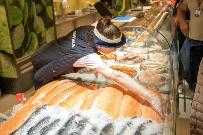 Jahutatud lõhefilee sai neljapäeval Pärnu Maximast kätte ligikaudu kümneeurose kilohinnaga.