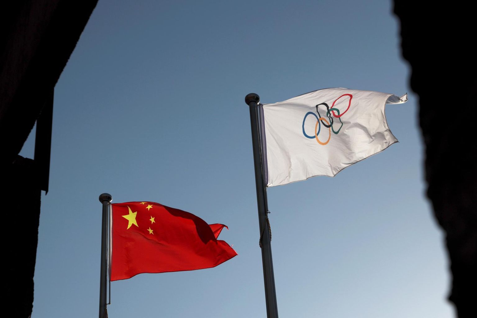 Hiina lipp ja olümpialipp 2022. aasta Pekingi taliolümpiamängude korralduskomitee peakorteri ees Pekingis.