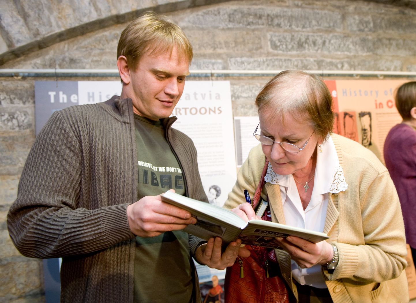 Alma osa mängiva Helgi Sallo autogrammi sai eilsel esitlusel värskelt trükipressist tulnud raamatusse sarja režissöör Ain Prosa.