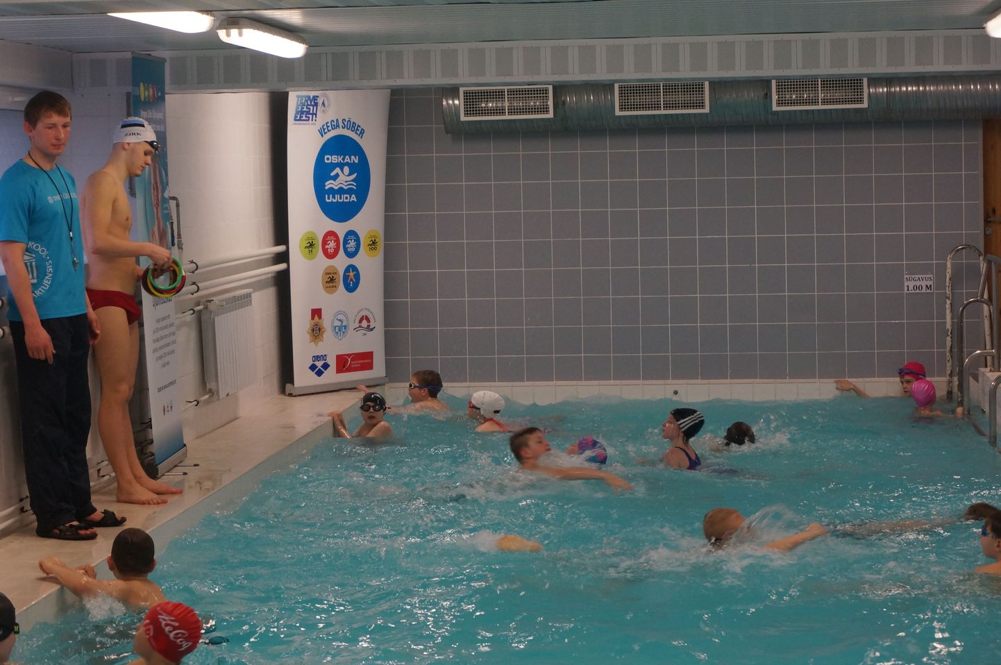 Kregor Zirk näitas lastele, kuidas ujumine käib.