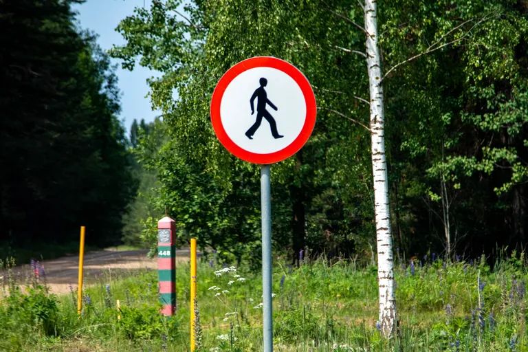 Ходить по шоссе запрещено
