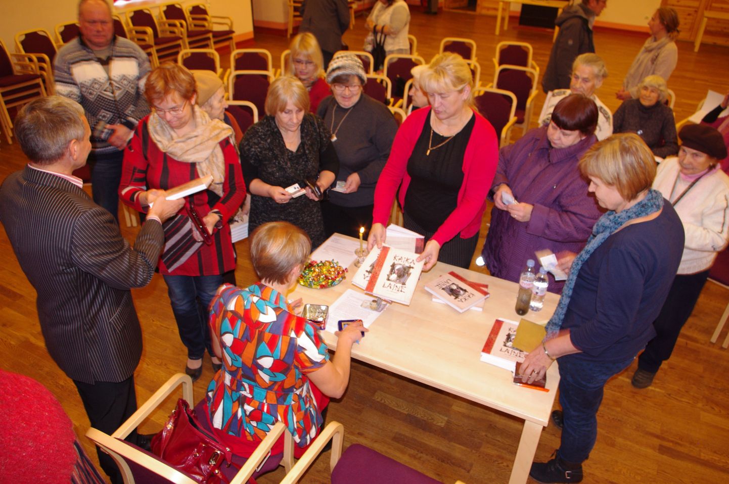 Kolmapäeval tutvustati Lüllemäe kultuurimajas raamatut "Kaika Laine inimesed". Pildil jagab autogramme üks teose autoreid Inge Pitsner.