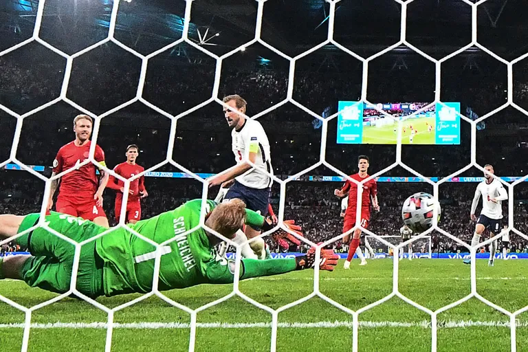 Inglise ründaja Harry Kane lõi penalti taanlaste väravasse. Taani väravavaht Kasper Schmeichel tõrjus alguses palli, kui see lendas Kane'i jalgade juurde ja ta lõi palli väravasse