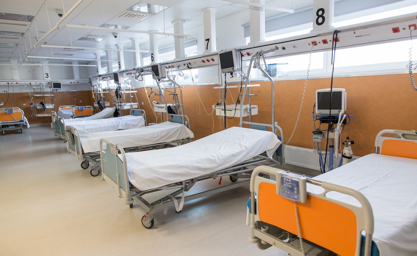 В Ида-Вируской центральной больнице на случай резкого роста числа пациентов с коронавирусом лечебные койки приспособлены и в главном здании, то есть корпусе "К". К счастью, использовать эти помещения до сих пор не приходилось.
