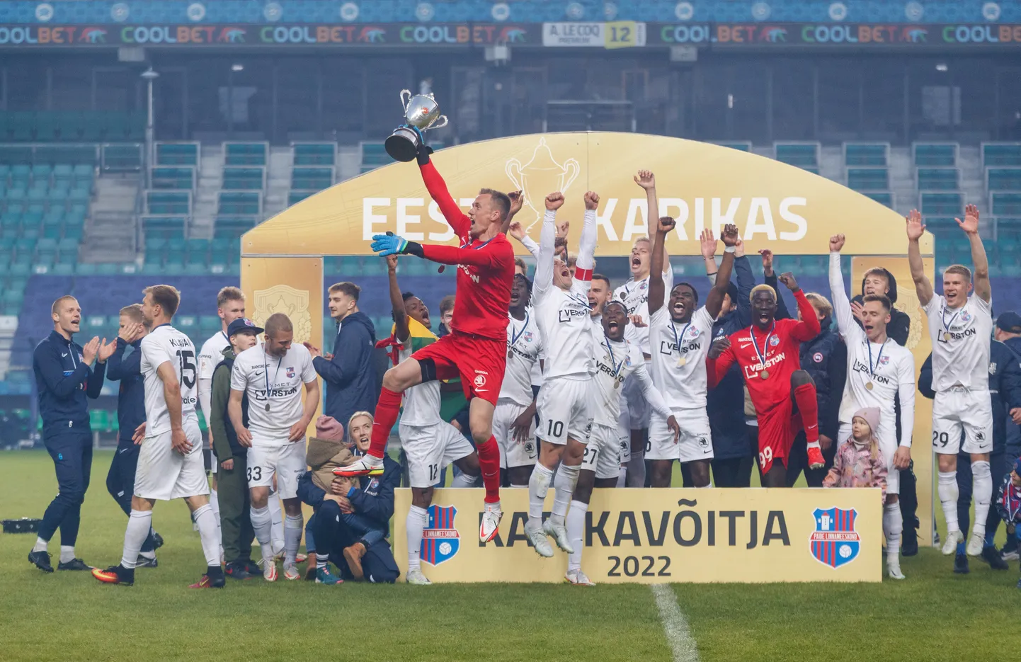 Mihkel Aksalu esiplaanil pärast Eesti karikavõistluste triumfi.