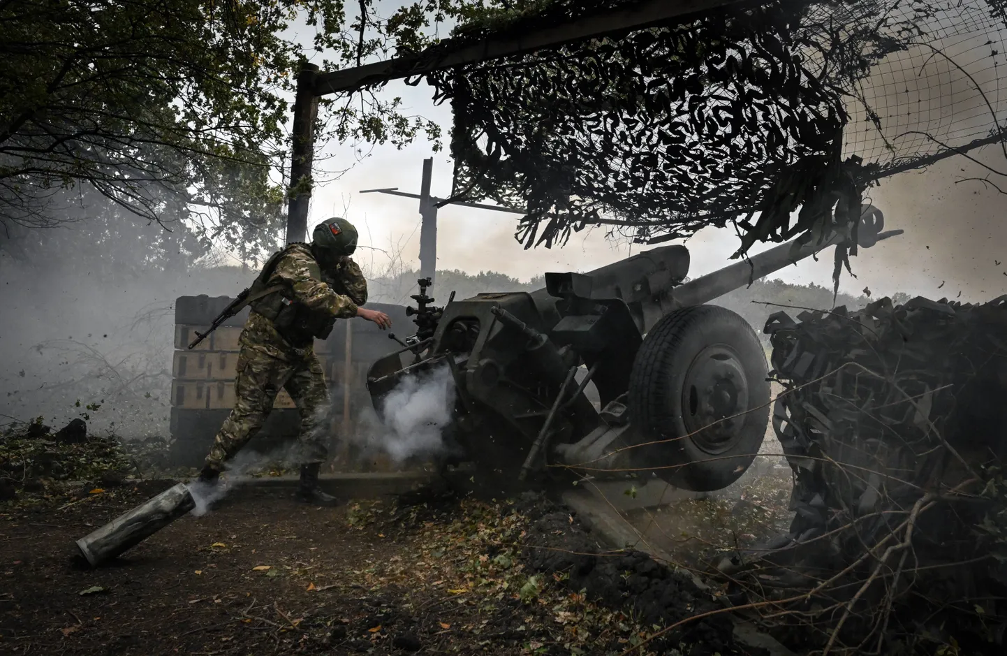Vene suurtükiväelane teostamas tuleülesannet Ukraina rindel.