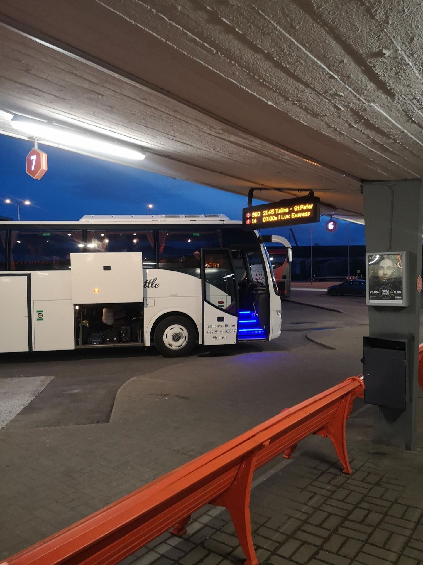 Стоимость проезда в Baltic Shuttle составляет от 20 до 35 евро, автобус не переполнен, но каким-то образом бизнес все равно кажется окупаемым.