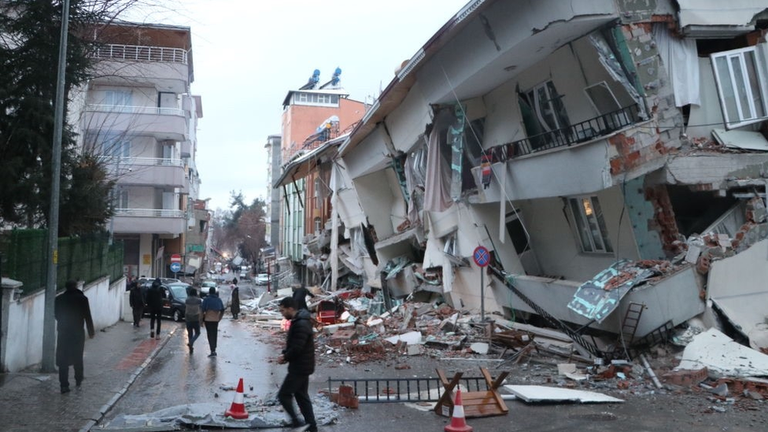 В Газиантепе из-за землетрясения разрушены жилые дома