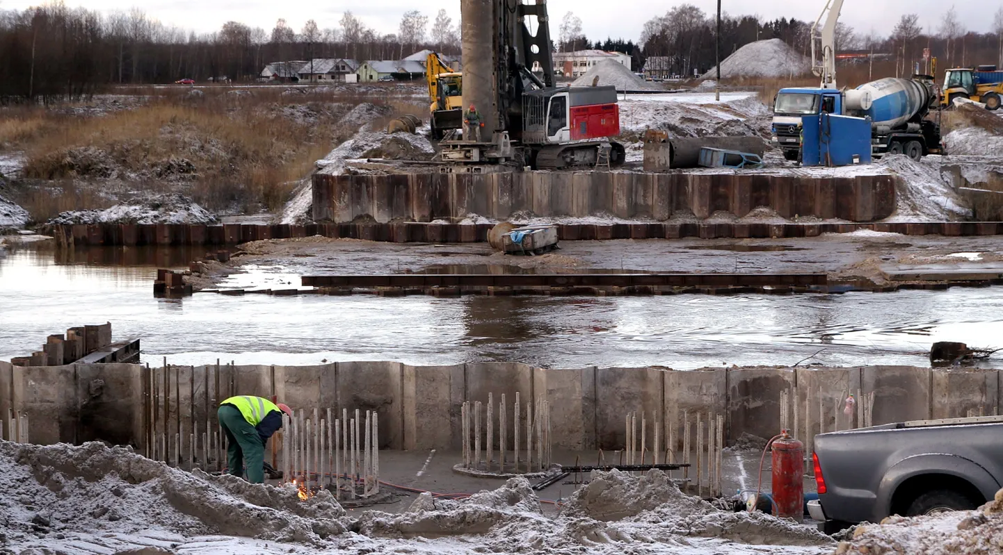 Silla ehitamine üle Sauga jõe.
