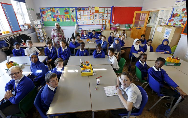 Õpetaja Yasmin Hussain ja kuuenda klassi õpilased Londoni algkoolis.
Foto: REUTERS/Suzanne Plunkett