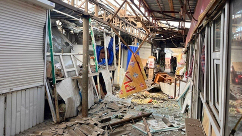 Okupantu FPV dronu triecienā Ņikopoles tirgū nogalināti pieci cilvēki