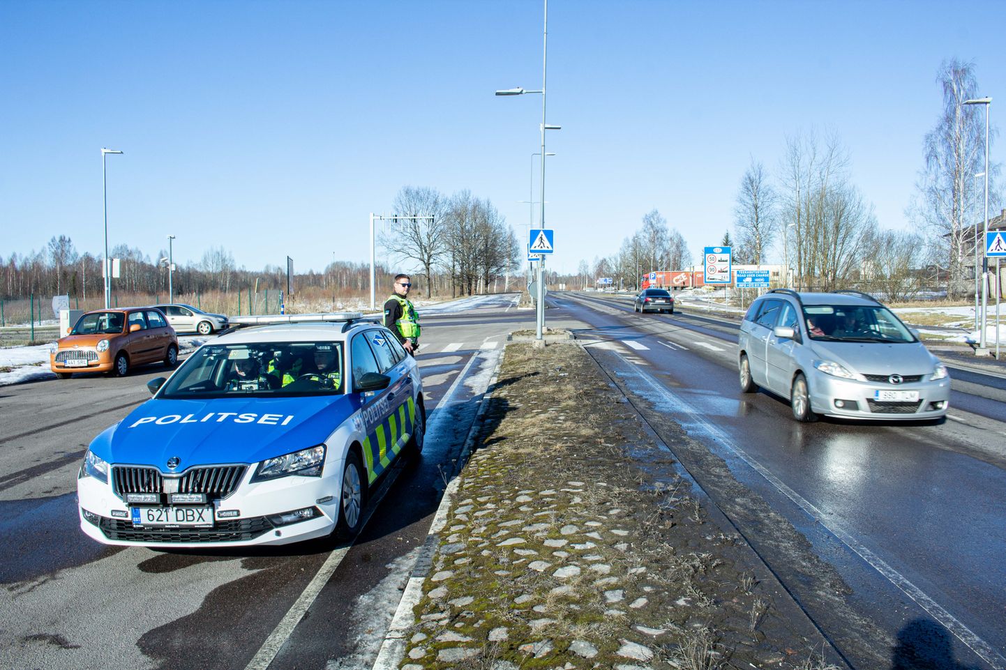 Politseinikud nõustasid seni Valgas Eesti-Läti piiril siia jõudvaid sõjapõgenikke.