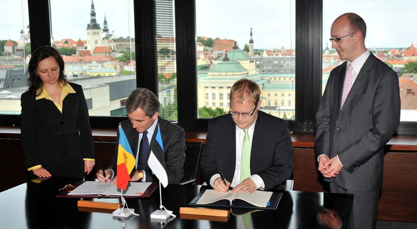 Eesti ja Moldova peaministrid allkirjastamas koostöölepingut
