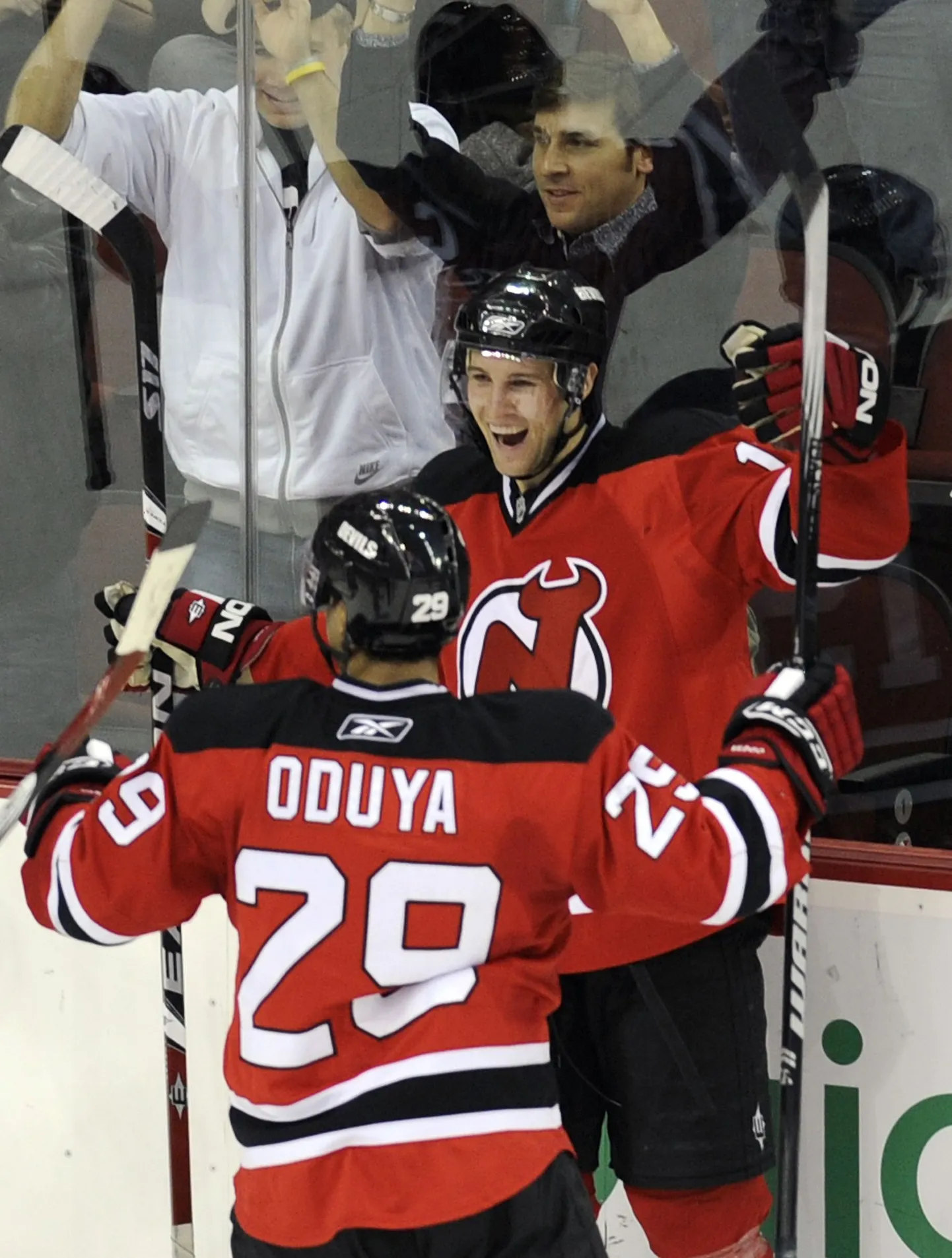 New Jersey Devilsi mängijad rõõmustavad värava üle.