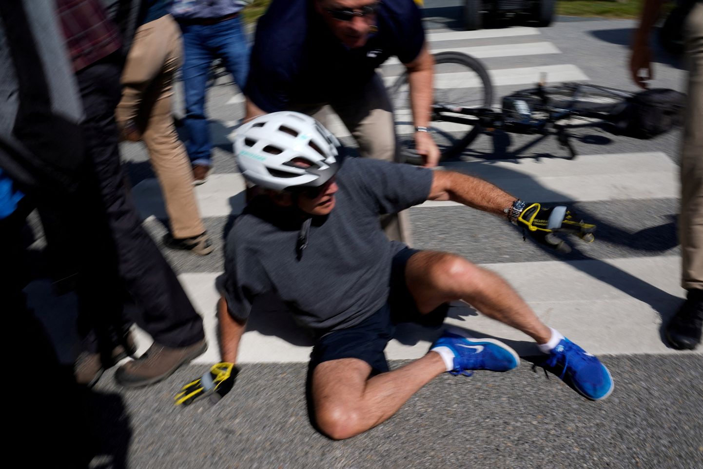 Президент США Джо Байден упал, пытаясь сойти с велосипеда перед своими сторонниками.