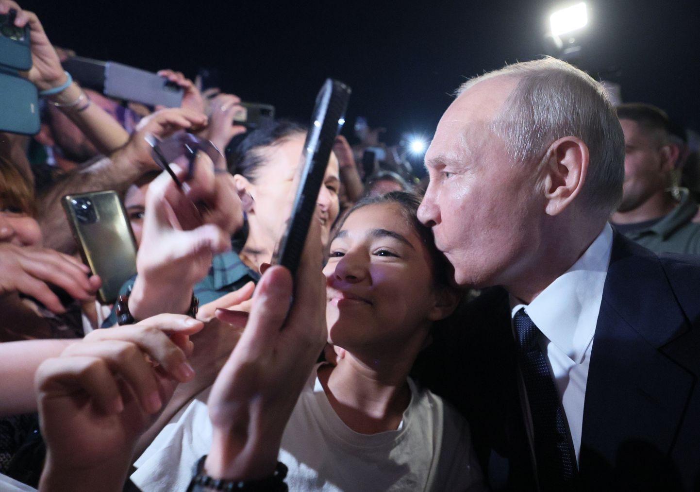 Venemaa president Vladimir Putin kohtus 28. juunil 2023 Dagestanis Derbentis kohalikega ja musitas üht tüdrukut.
