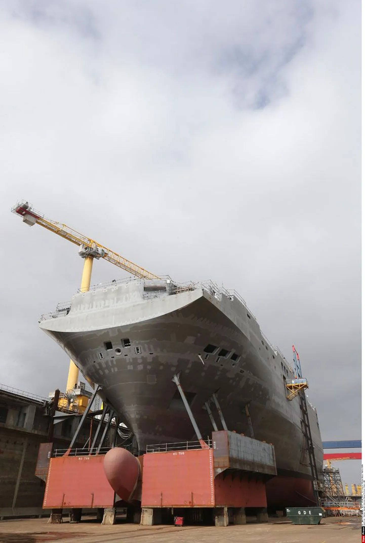 Venemaa tarbeks ehitatav Mistral-klassi sõjalaev Saint-Nazaire’i dokis.