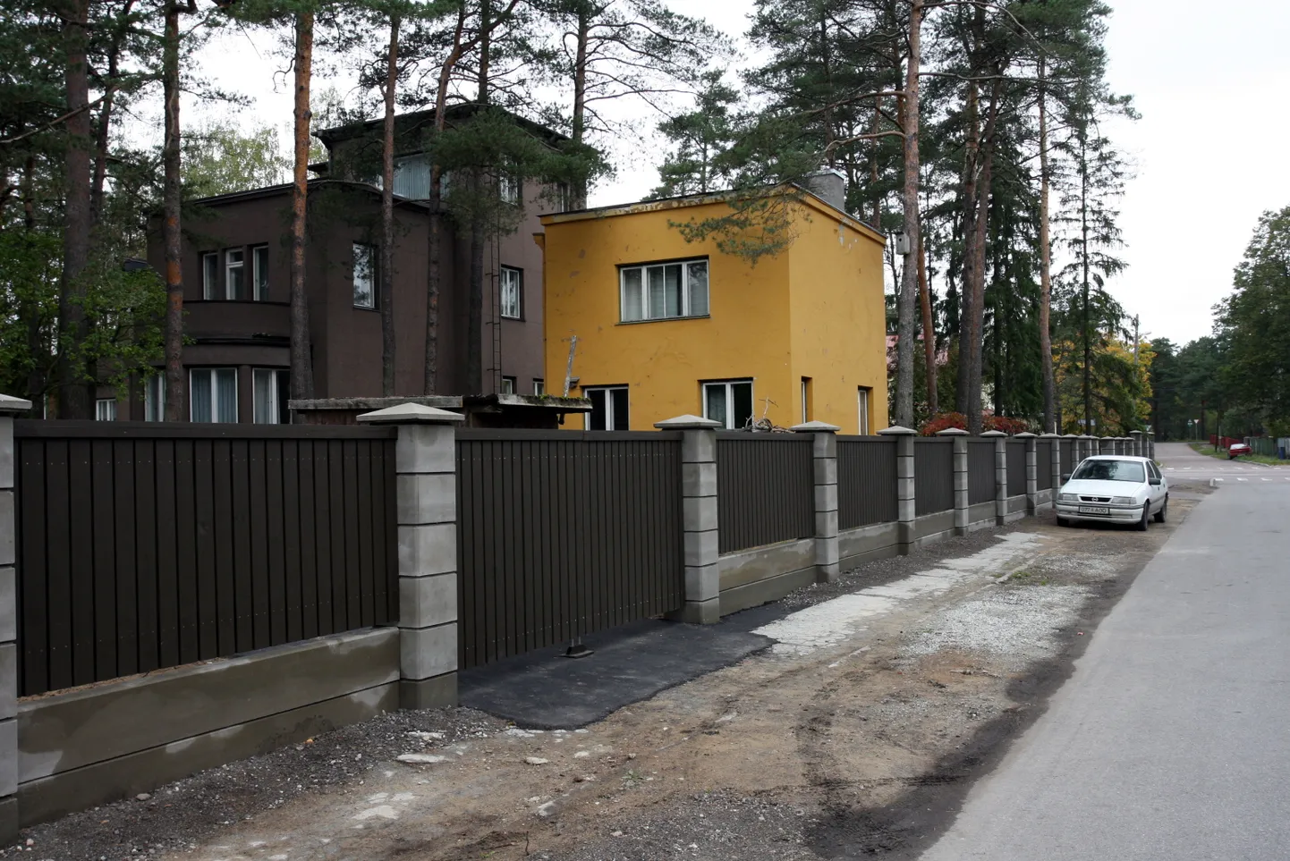 Vabaduse puiestee ja Kaare tee nurgal olev maja.