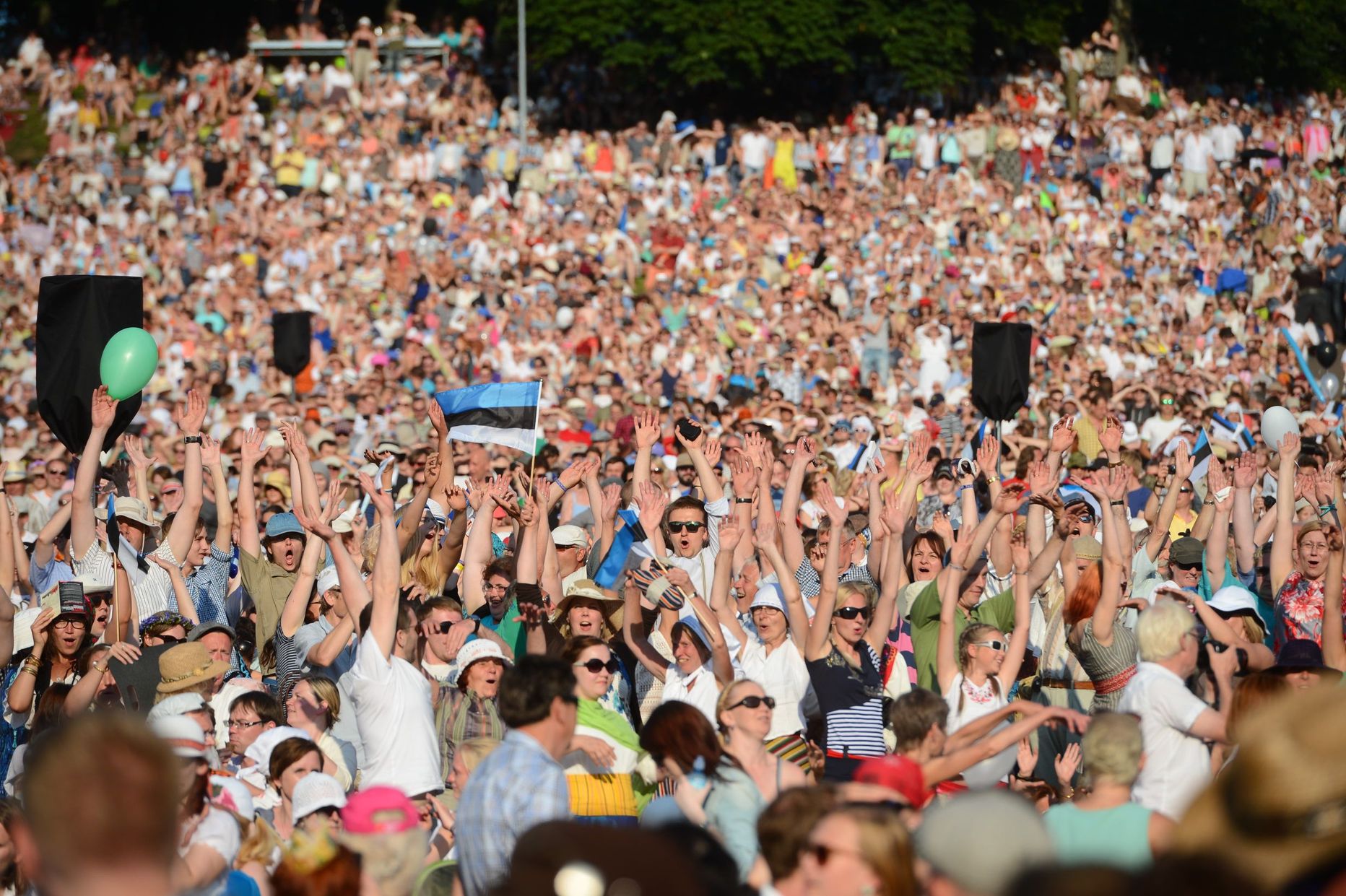 Laulupeo pühapäevast kontserti on uudistama tulnud kümned tuhanded inimesed.