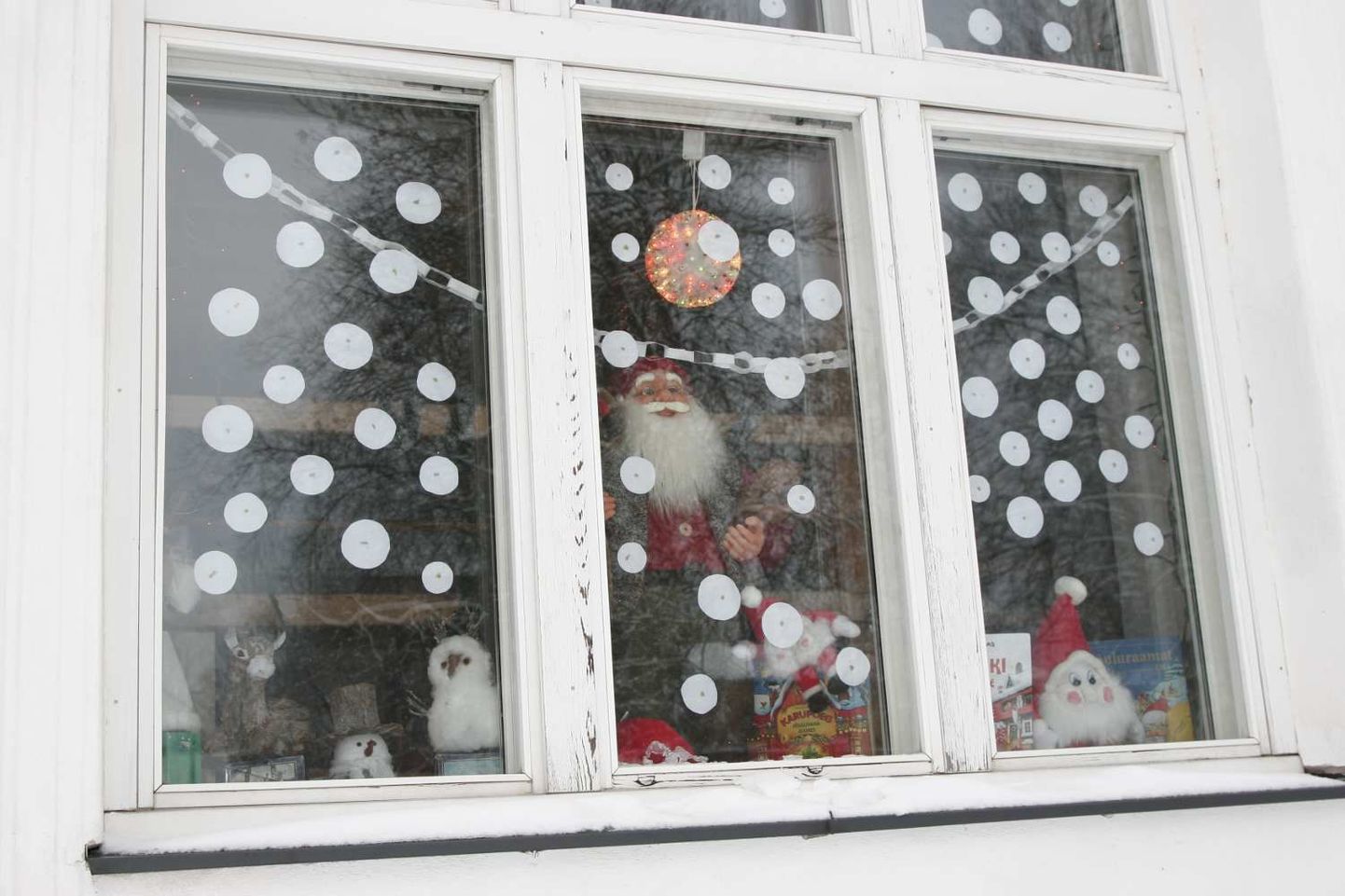 Jõulukaunistused aknal. Foto on illustreeriv.