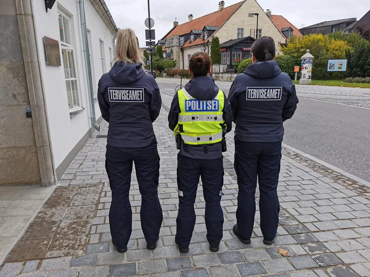 KOROONAKONTROLL: Politsei on juba sügisest alates värvanud tööle ainult vaktsineeritud inimesi. Foto reidilt, kus politseinikud kontrollisid koos terviskaitseametnikega piirangute täitmist.