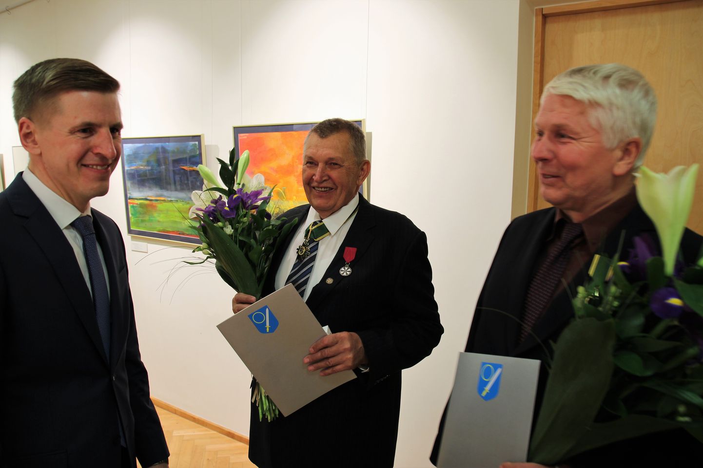 Vasakult Võrumaa arenduskeskuse juht Tiit Toots, Võrumaa vapimärgi pälvinud Mart Timmi ja teenetemärgi saanud Aivar Leok.