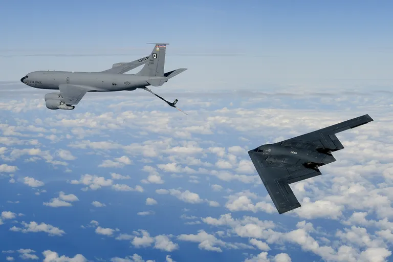 B-2A Spirit kaugpommiktuslennuki õhus tankimine tankurlennuki KC-135 Stratotanker abil