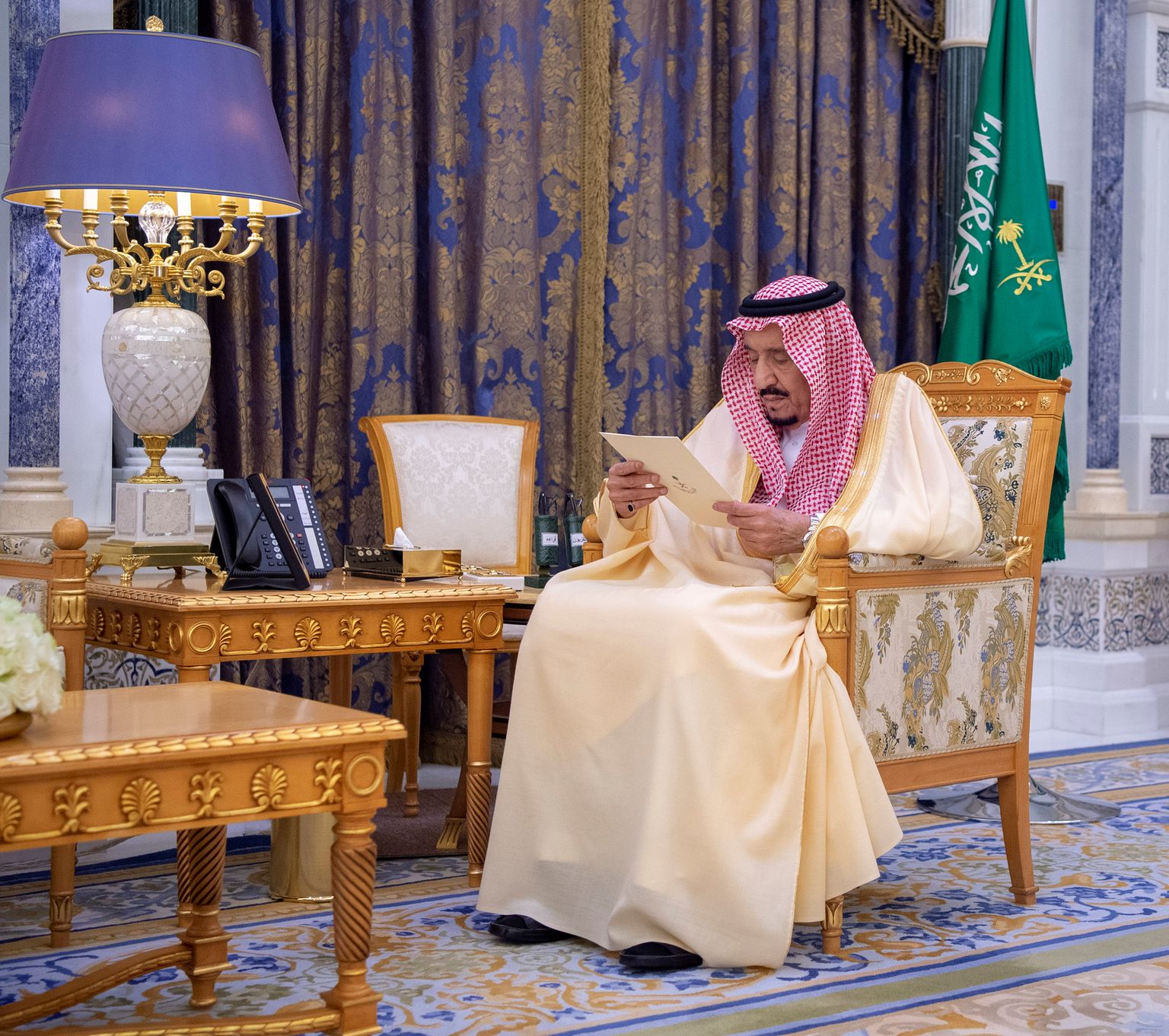 Saudi Araabia kuningas Salman bin Abdulaziz kuninglikus palees dokumenti lugemas.