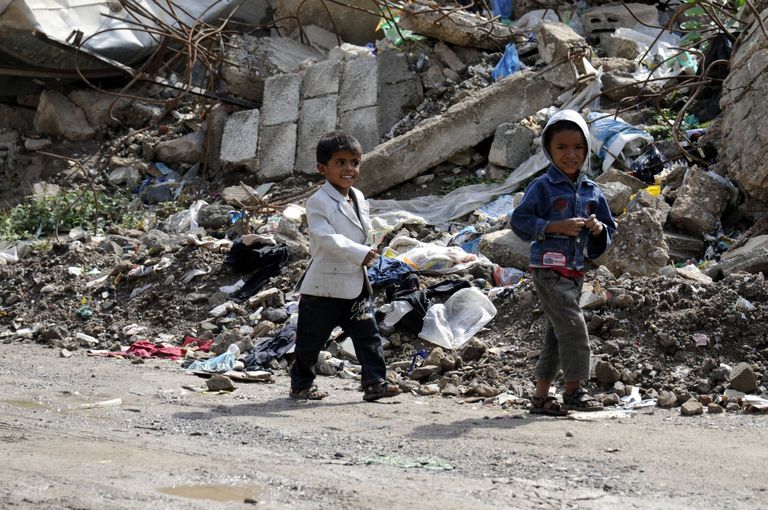 Kaks poissi möödumas majarusust kodusõjas vaevlevas Jeemeni pealinnas Sanaas