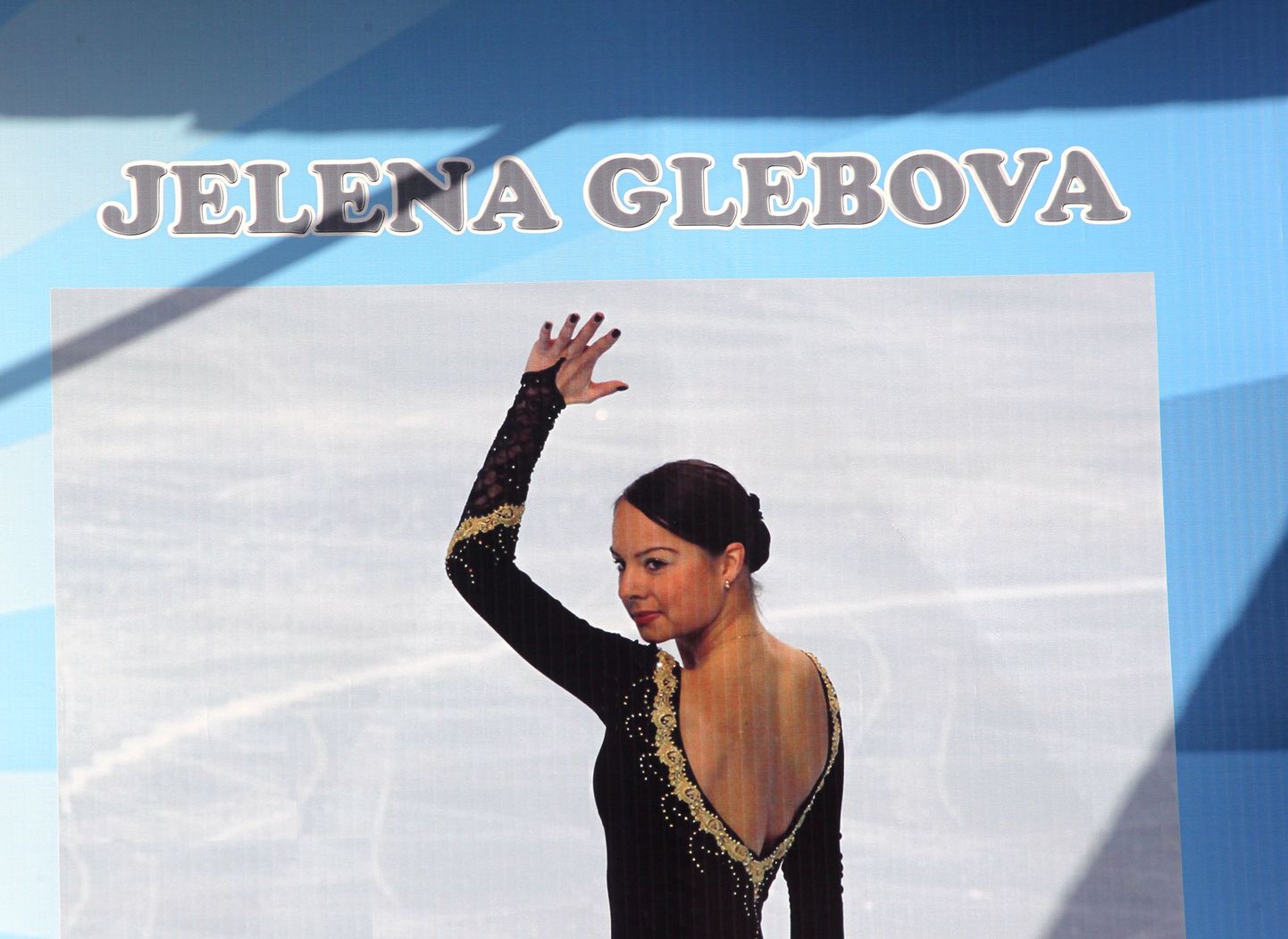 Jelena Glebova näoga reklaamis linnavalitsus ka poolelioleva Tondiraba jäähalli «avamist» enne mulluseid kohalikke valimisi.