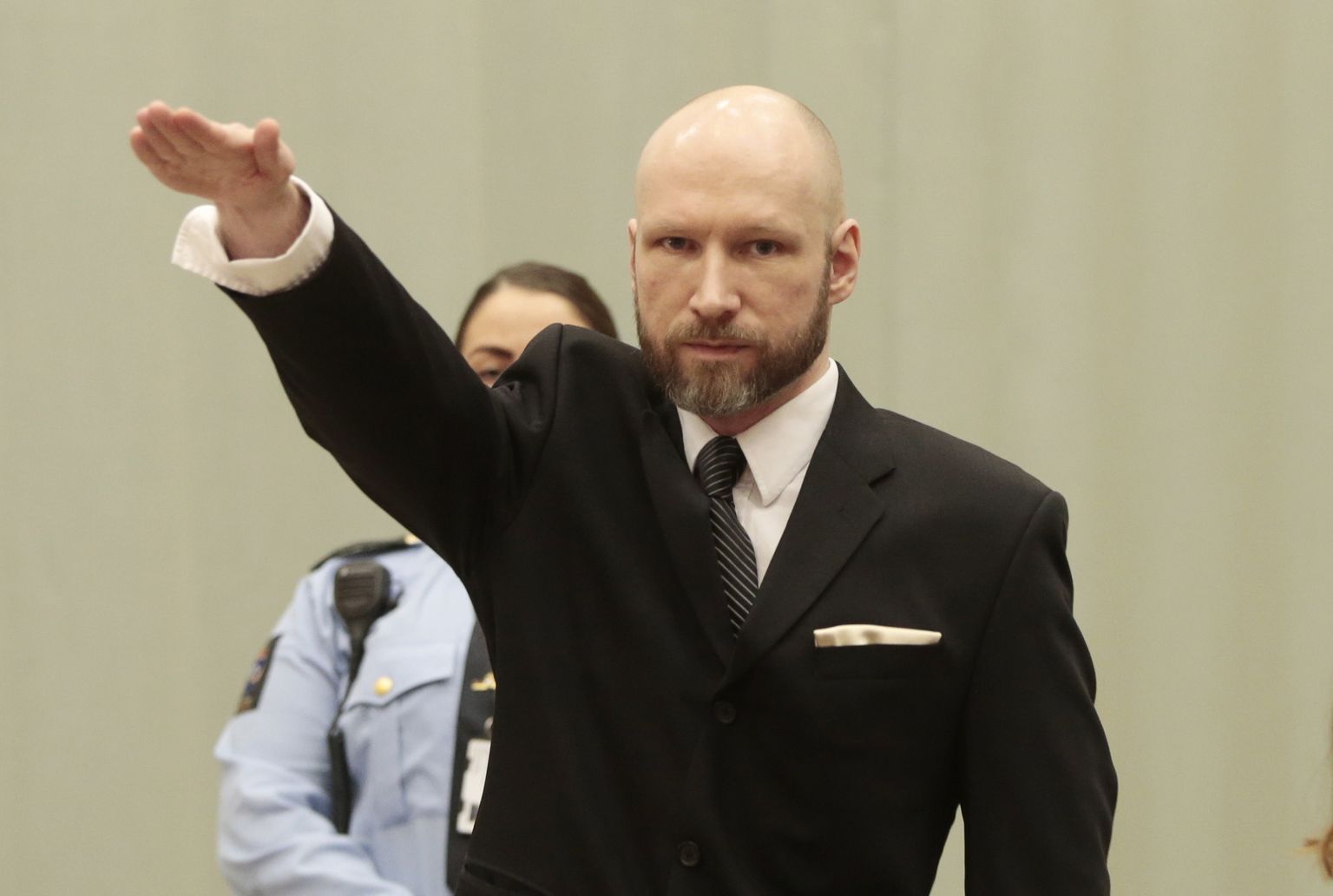 Anders Behring Breivik jaanuaris 2017 apellatsioonikohtus tegemas natside käemärki. Ta esitas kohtule palve ta tingimis vabastada, kuid seda ei rahuldatud