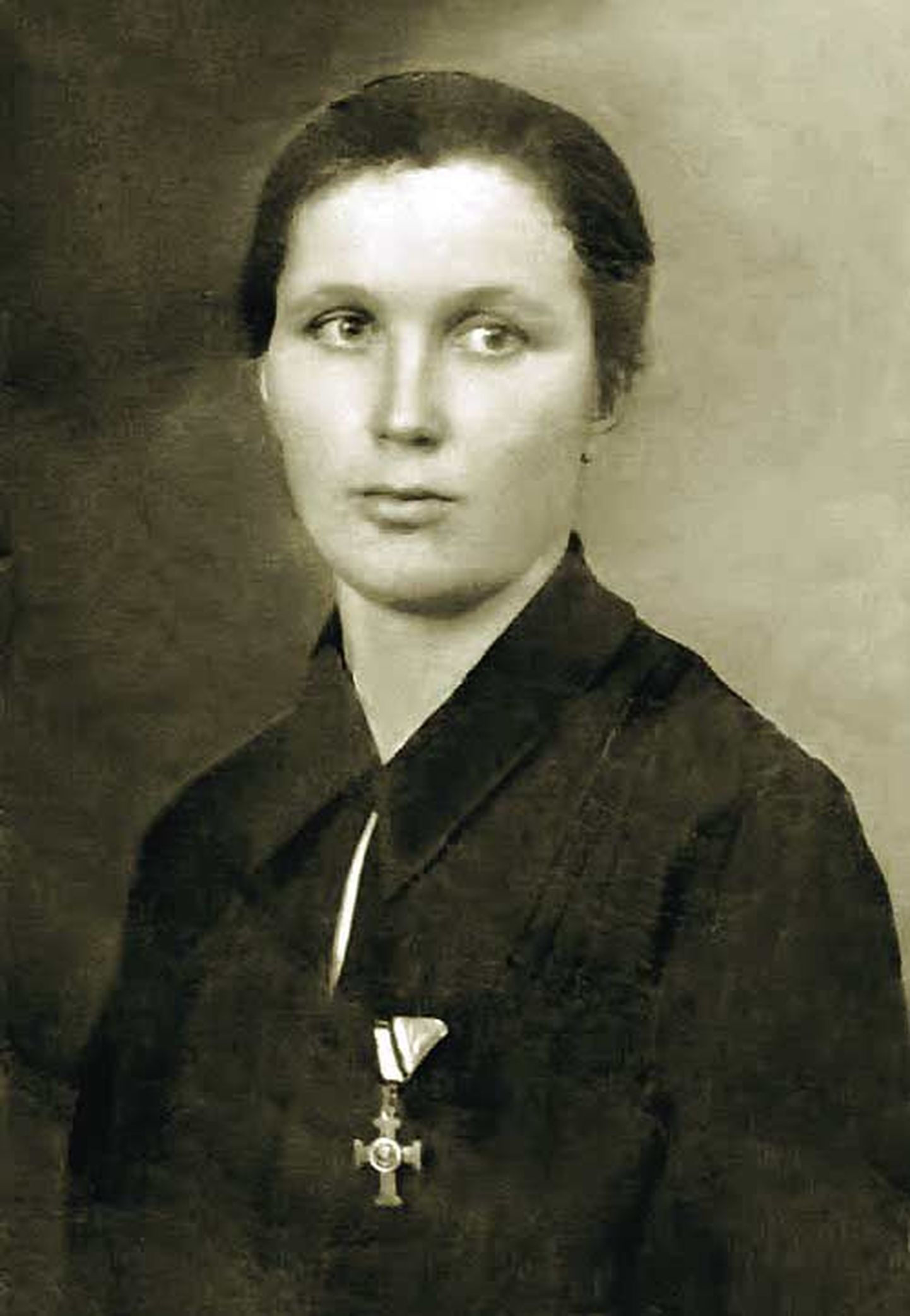 Naisi Vabadussõtta ei võetud, kuid Anna-Marie Varesel läks trikk läbi  usuti, et ta on noormees Peeter Ronk, ning ta lubati 1919. aastal rindele.