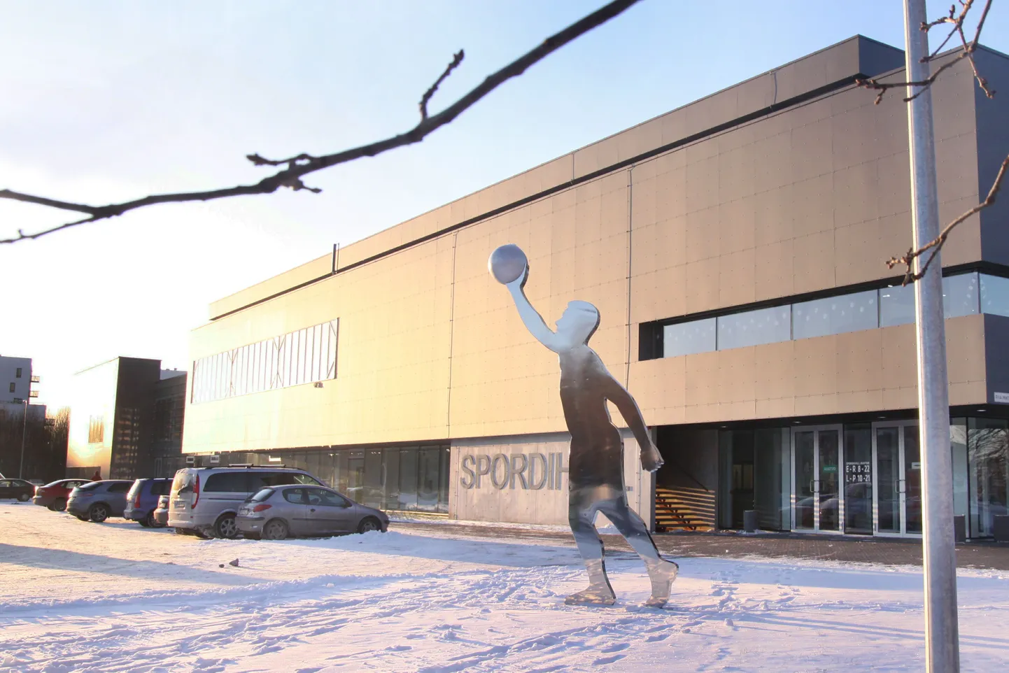 Pärnu linn tahab uue laenuga refinantseerida vanasid võlgasid ja tasuda spordihalli kapitalirendi.