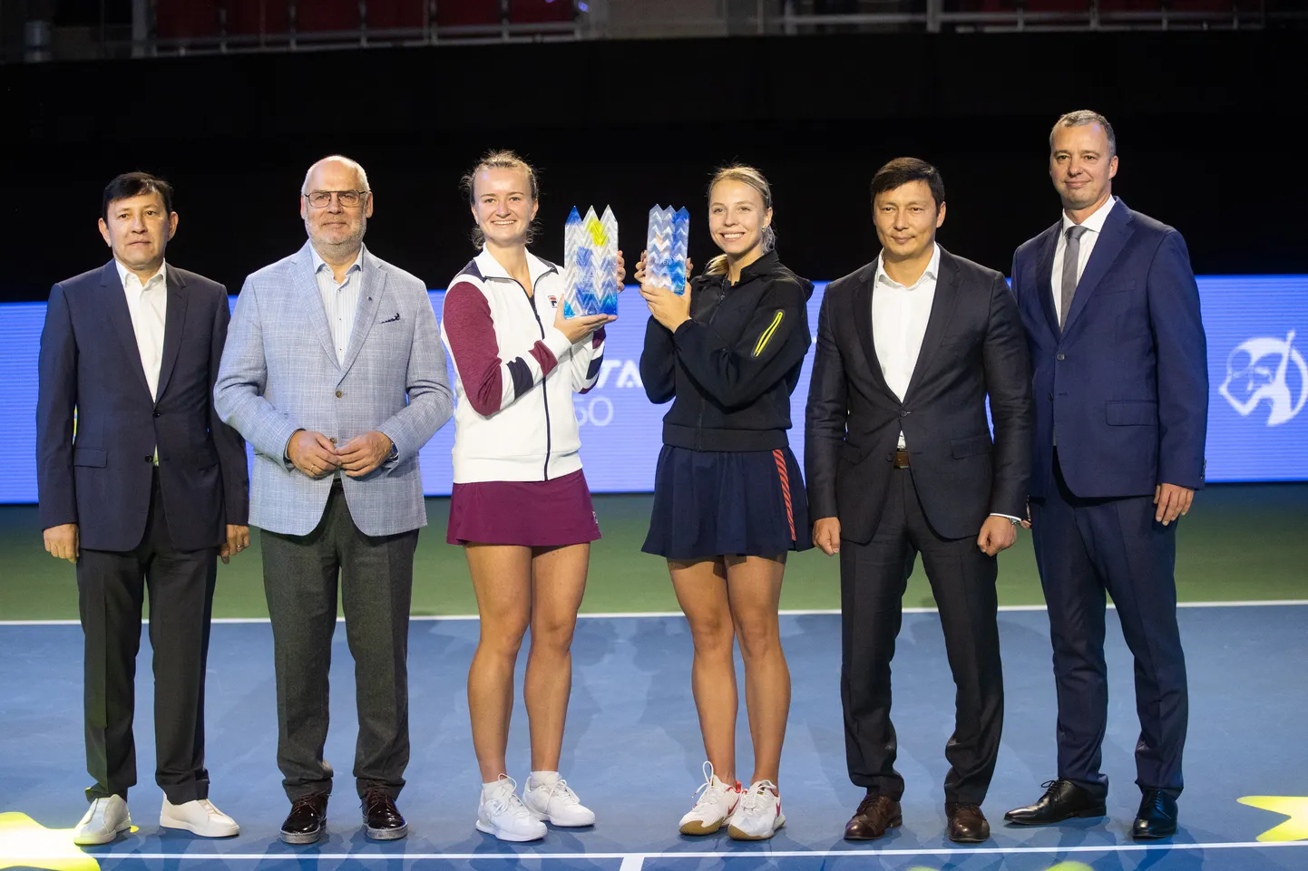 Pildimeenutus Tallinna WTA-turniiri lõpetamiselt. Vasakult tenniseliidu president Enn Pant, Eesti Vabariigi president Alar Karis, võitja Barbora Krejcikova, finalist Anett Kontaveit, Tallinna linnapea Mihhail Kõlvart ja tenniseliidu peasekretär Allar Hint.
Foto Tairo Lutter, Postimees