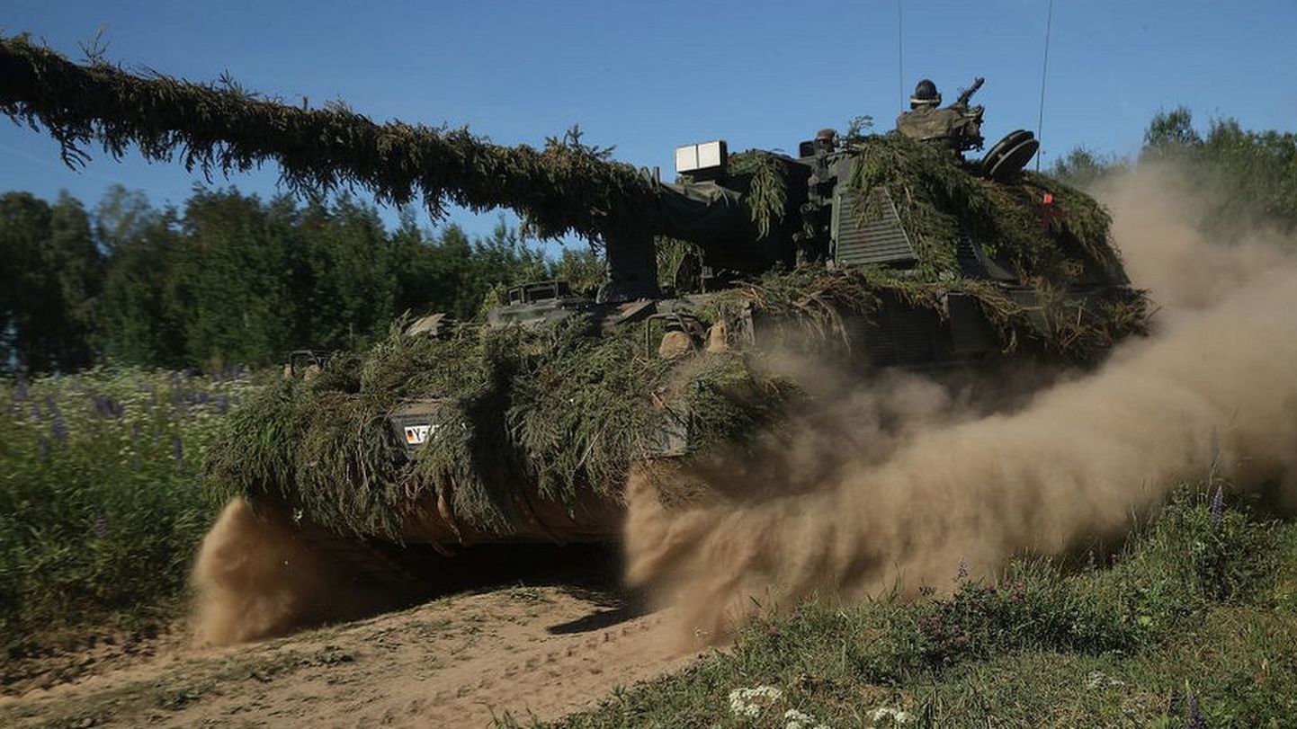 После украинских событий союзники по НАТО укрепили восточный фланг альянса, отправив небольшие дополнительные подразделения в страны Балтии и Польшу. На фото - самоходка бундесвера "Panzerhaubitze 2000" на учениях в Литве в 2018 году.