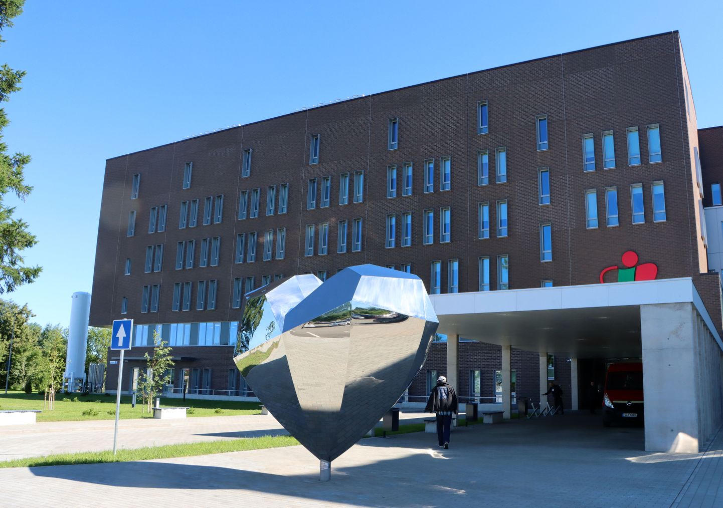 Перед новым корпусом Ида-Вируской центральной больницы установлено большое сердце из металла, имеющее форму логотипа больницы.