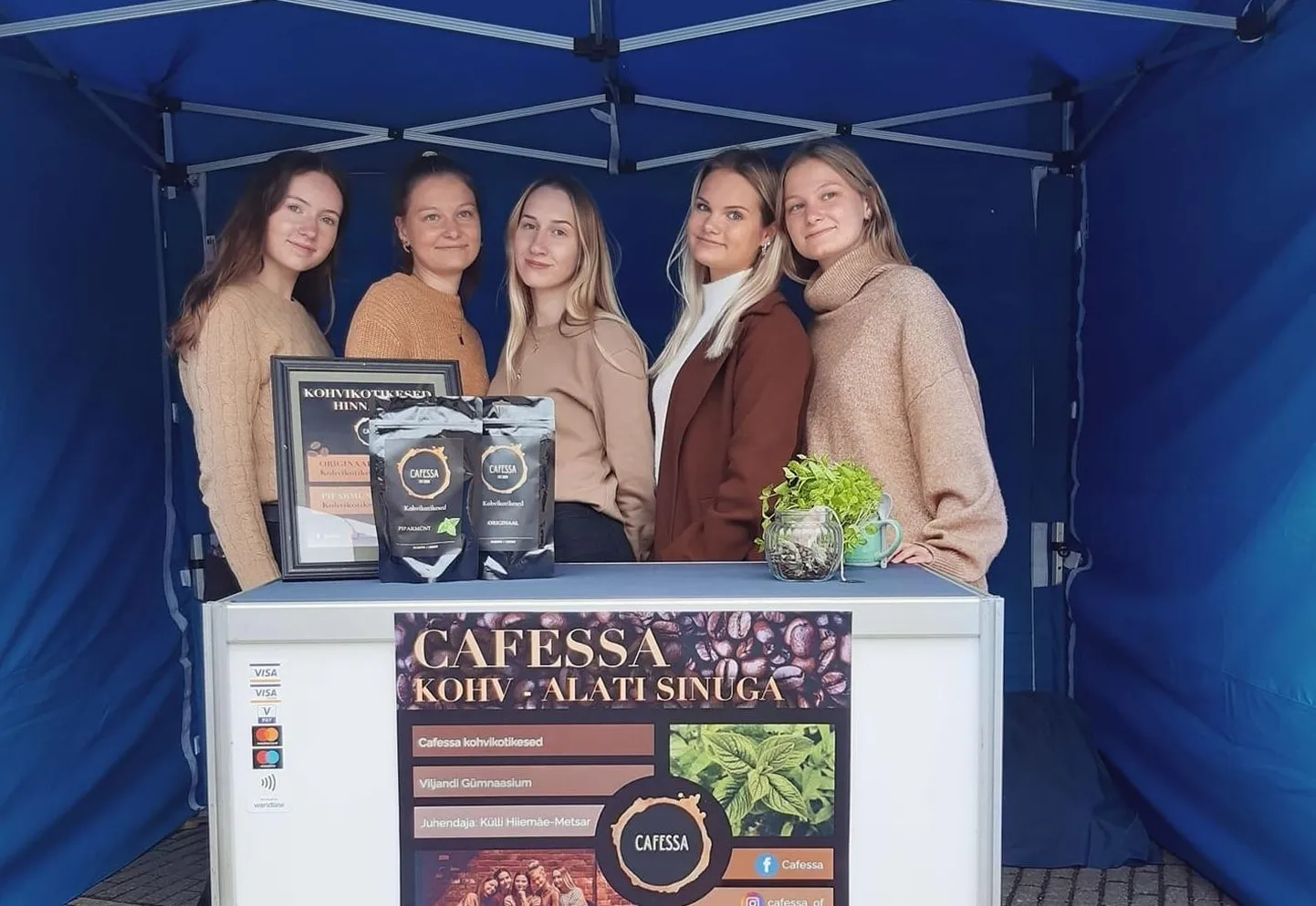 Õpilasfirma Cafessa viis liiget 20. mail Solarise ees.
