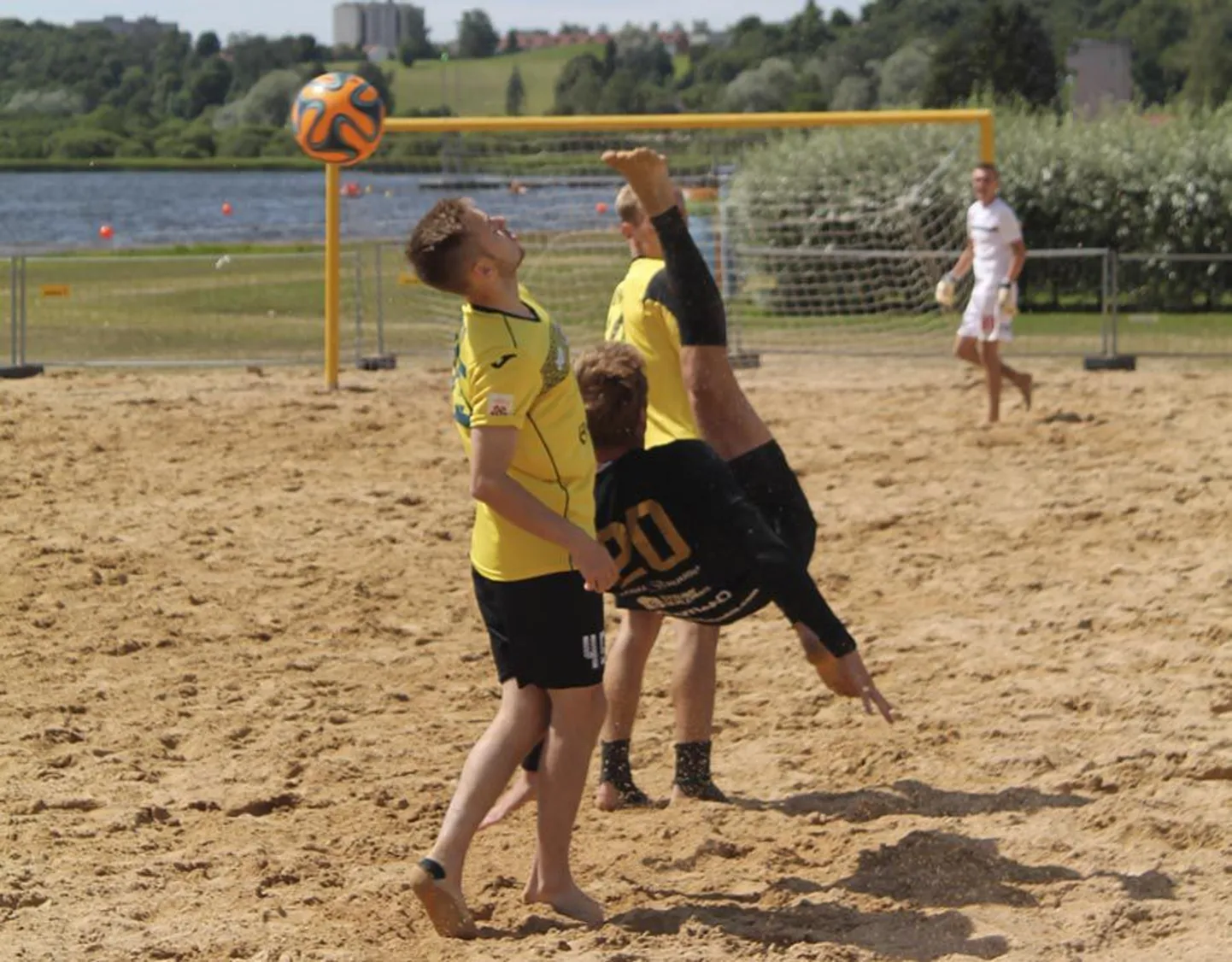 «Viljandi Bashi» rannajalgpalliturniir järve ääres kujunes tasavägiseks võistluseks.