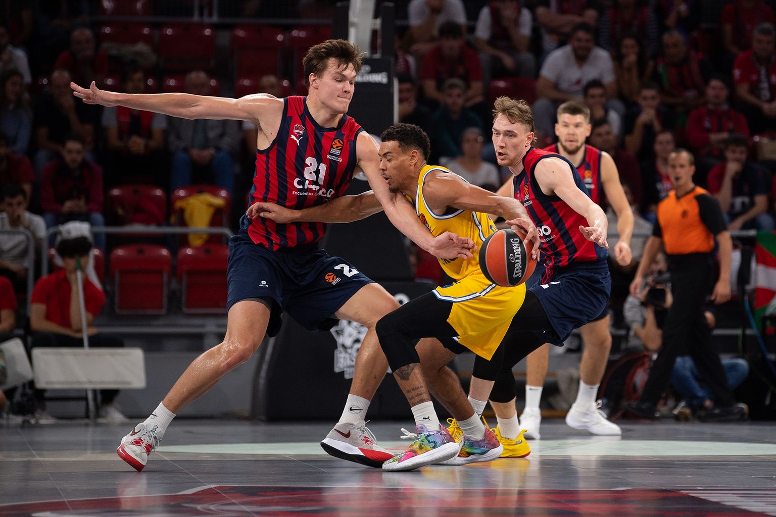 Maik-Kalev Kotsar (vasakul) ja Sander Raieste Euroliiga mängus Tel Avivi Maccabi tähe Wade Baldwini vastu. Vitoria Baskonia mängib hästi nii Euro- kui ka Hispaania liigas.