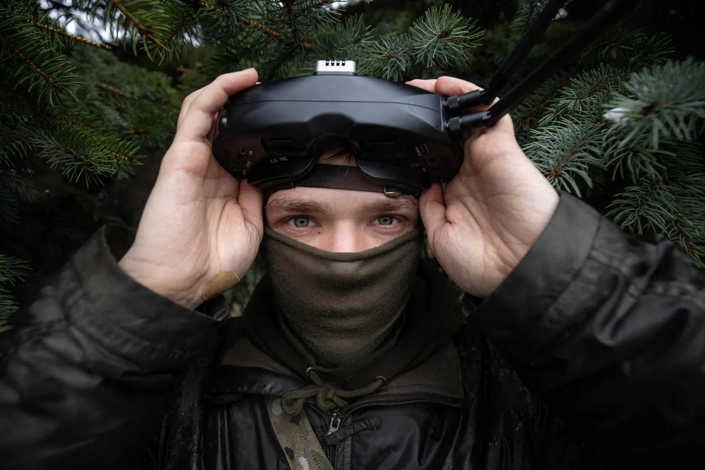 В зоне боевых действий Postimees никак не удавалось встретиться с Пикассо, поэтому в итоге журналист увиделся с ним в Киеве. На голове у Пикассо - специальные очки оператора FPV-дрона, необходимые для управления аппаратом.