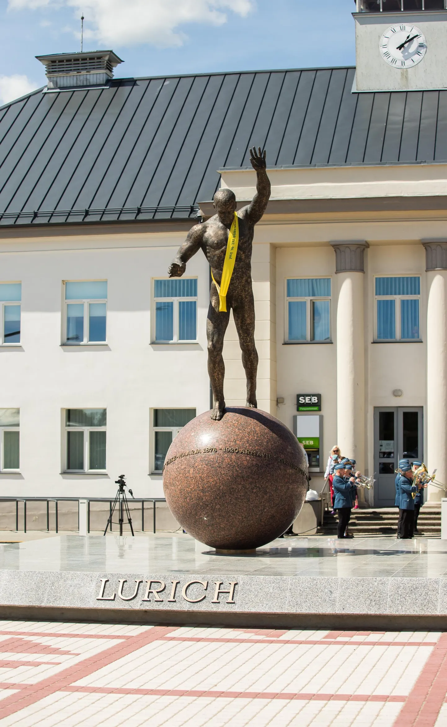 Georg Lurichi kuju taga olevas vallamajas peavad ametnikud tublisti nuputama, kuidas järgmisel aastal tulude vähenemise tingimustes hakkama saada.