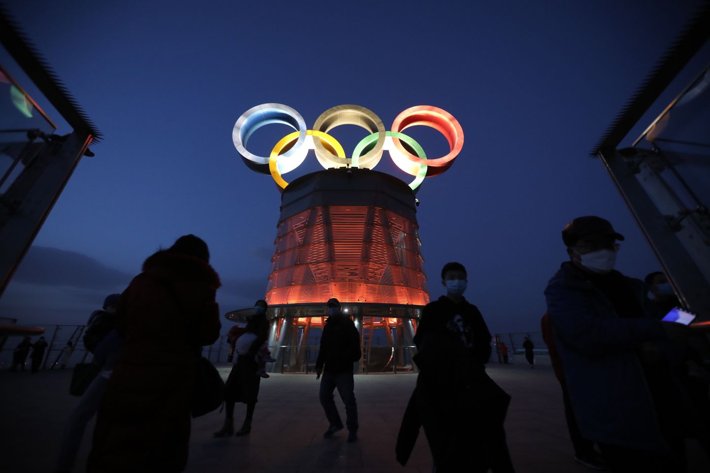 Külastajad Pekingi olümpiatorni katusel.